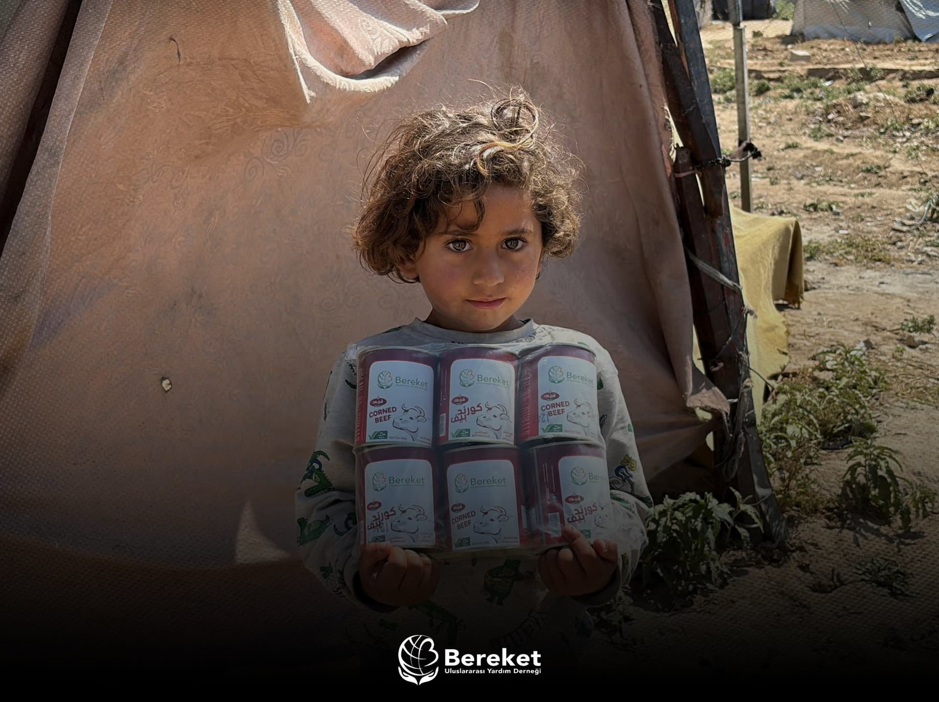 Barakat Association distributes canned sacrificial meat in the Gaza Strip, donated by an Algerian woman.